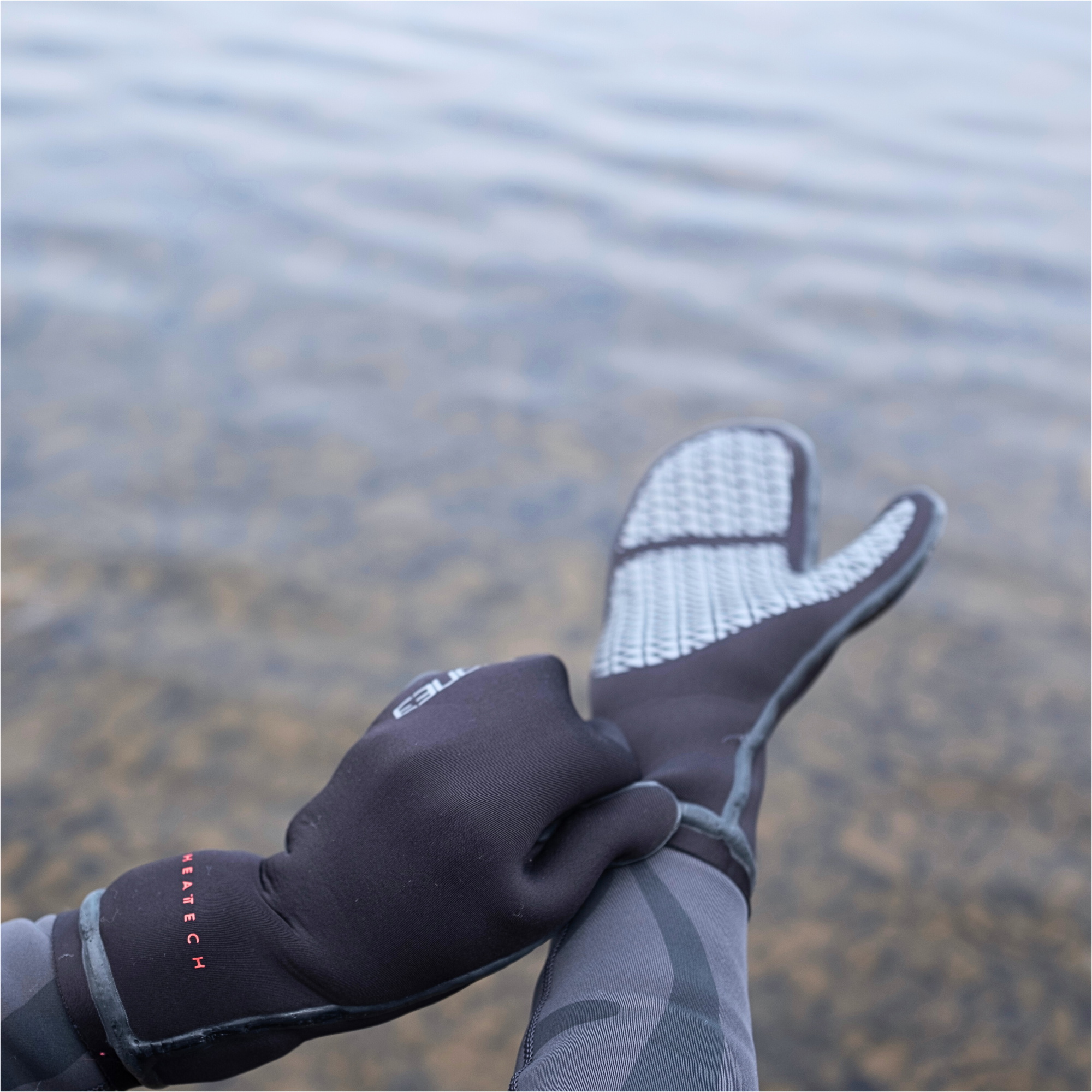 2026 ZONE3 Thermo Tech Warmth Svømmevanter NA24UHTM101 - Black / Sølv / Rød